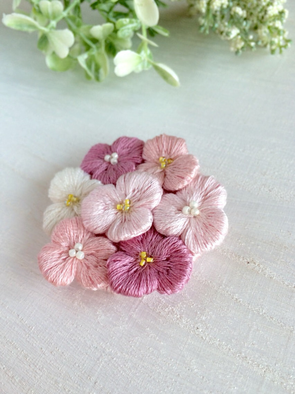 ふっくら小花の刺繍ブローチ ピンク 2枚目の画像