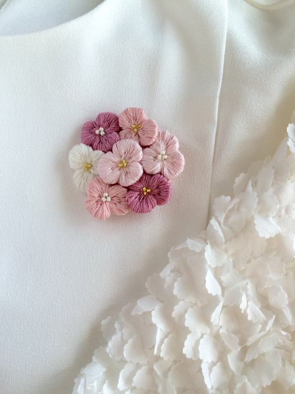 ふっくら小花の刺繍ブローチ ピンク 4枚目の画像