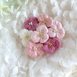 ふっくら小花の刺繍ブローチ ピンク 5枚目の画像