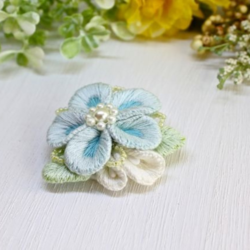 お花と花びらの刺繍ブローチ ブルー ブローチ bloomy 通販｜Creema 