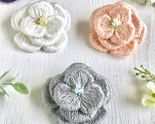 ゆうゆう　ハンドメイド刺繍ブローチ 北欧風イラスト小花手刺繍ブローチ - ショップ forest33 | It's