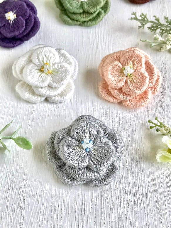 刺繍花のブローチ 1枚目の画像