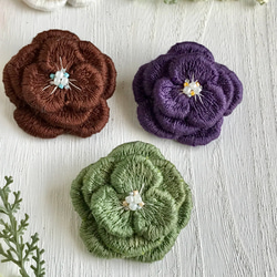 刺繍花のブローチ 3枚目の画像