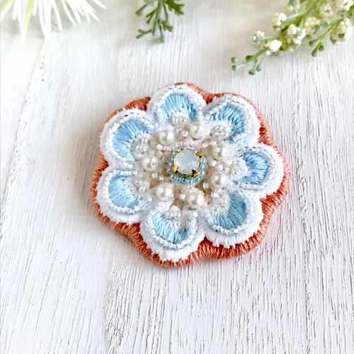 レースフラワーの刺繍ブローチ ブルー×オレンジ ブローチ bloomy 通販 