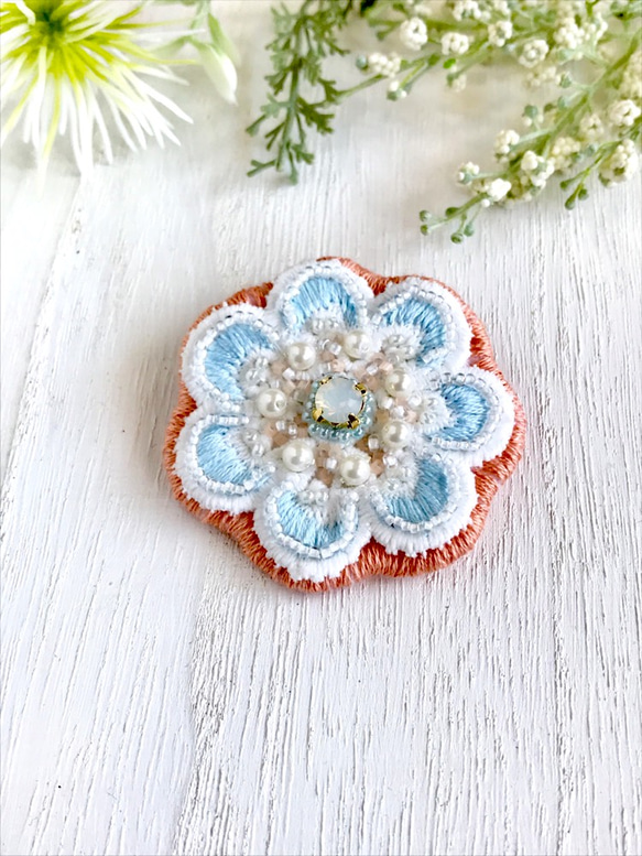 レースフラワーの刺繍ブローチ  ブルー×オレンジ 1枚目の画像