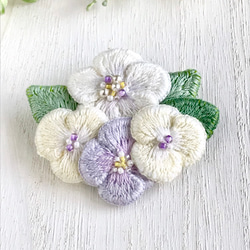 お花刺繍のブローチ 黄紫 1枚目の画像