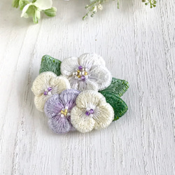 お花刺繍のブローチ 黄紫 2枚目の画像