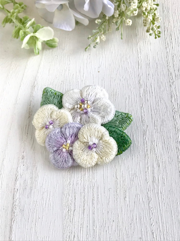 お花刺繍のブローチ 黄紫 2枚目の画像