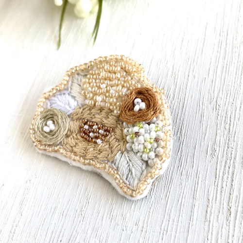 ビーズと刺繍のブローチ ベージュ ブローチ bloomy 通販 8725284