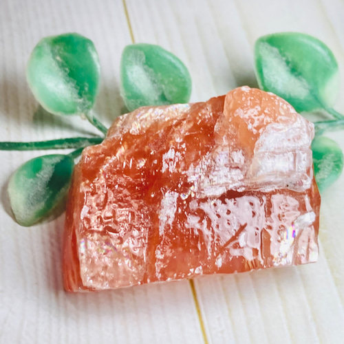 勇気を引き出す】虹入り レッド カルサイト ラフストーン 原石 方解石