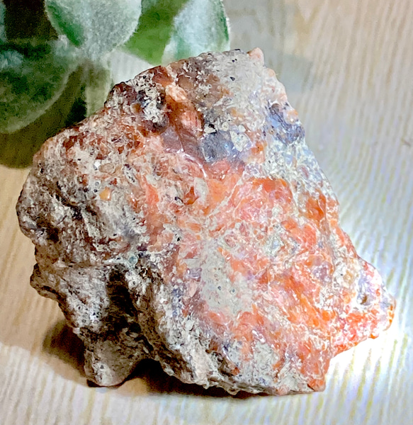 【マイナスイオンの石】アパタイト（燐灰石）オレンジ ラフストーン　原石 1枚目の画像