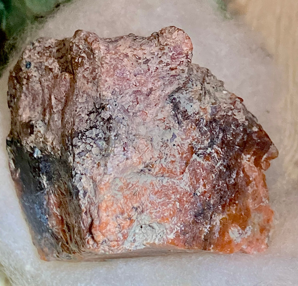 【マイナスイオンの石】アパタイト（燐灰石）オレンジ ラフストーン　原石 2枚目の画像