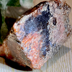 【マイナスイオンの石】アパタイト（燐灰石）オレンジ ラフストーン　原石 3枚目の画像