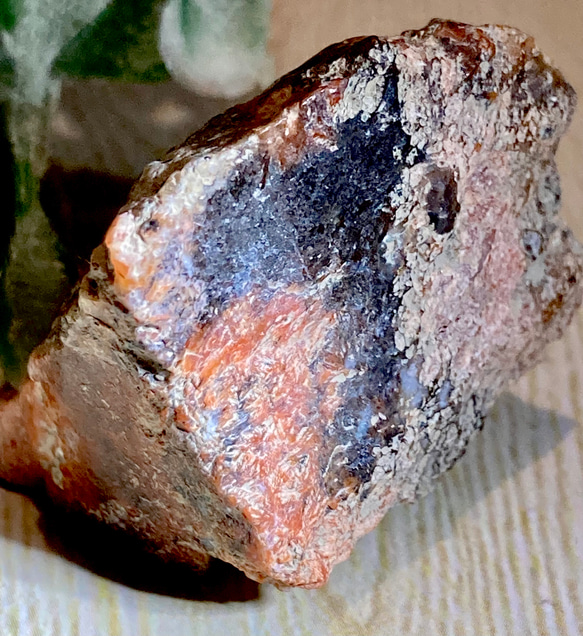 【マイナスイオンの石】アパタイト（燐灰石）オレンジ ラフストーン　原石 3枚目の画像