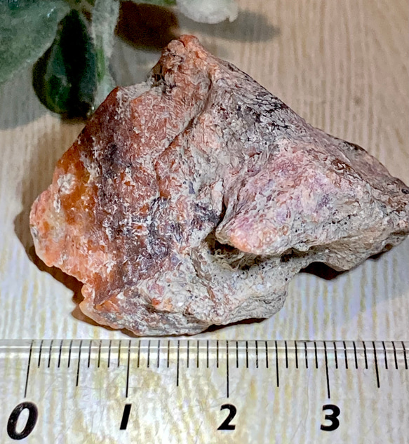 【マイナスイオンの石】アパタイト（燐灰石）オレンジ ラフストーン　原石 4枚目の画像