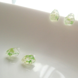 氷のカケラ(かすみ草)greenイヤリング、ピアス 4枚目の画像