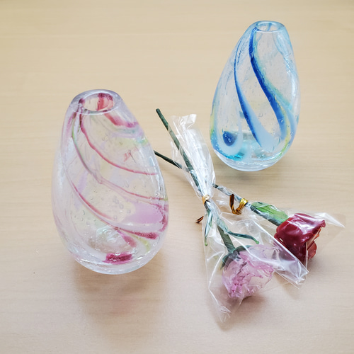 泡模様のピンクガラス花瓶