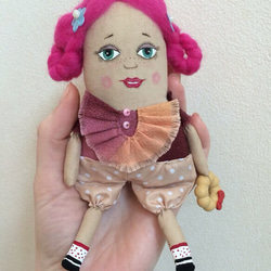 ドーナツ大好きなLULUちゃん。ピンクの髪の人形。 2枚目の画像