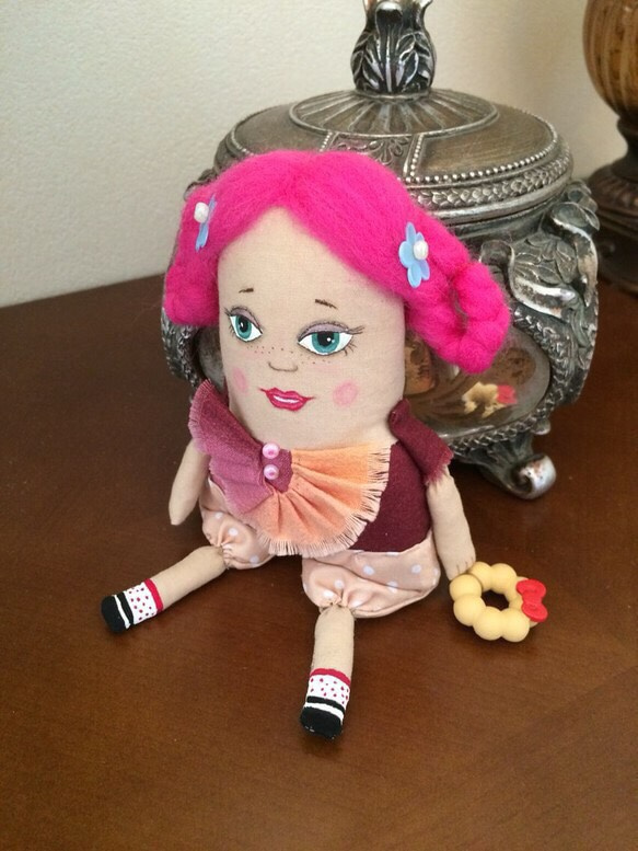ドーナツ大好きなLULUちゃん。ピンクの髪の人形。 4枚目の画像
