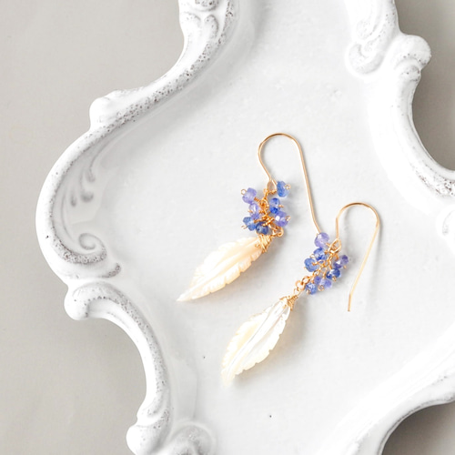 14kgfマザーオブパールリーフカービングピアス/ イヤリング