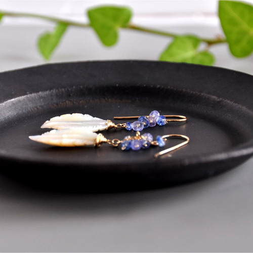 14kgfマザーオブパールリーフカービングピアス/ イヤリング 14kgfマザーオブパールリーフカービングピアス/ イヤリング