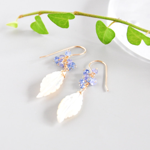 14kgfマザーオブパールリーフカービングピアス/ イヤリング