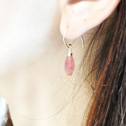 石英鉤耳環中的大粒粉紅色綠簾石 第4張的照片