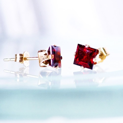 ガーネットスクエアスタッズピアス14KGF(パールキャッチ付き） ピアス