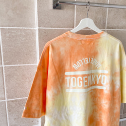 MAKEY＆Aileen OvettコラボTシャツ　“TOGENKYO“ タイダイ柄　オレンジ　手染め 2枚目の画像