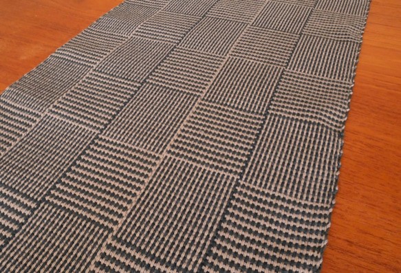 草木染め・手織りテーブルランナーTR2　網代模様 4枚目の画像