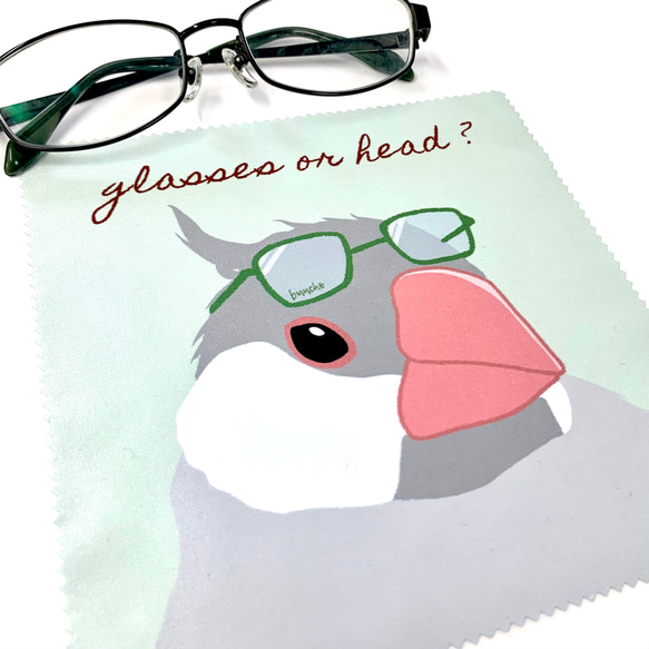「メガネと頭、どっちを拭く？」シルバー文鳥さんのメガネ拭き 3枚目の画像