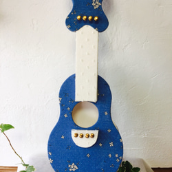 受注製作　おもちゃのギター　青色  小花（対象年齢　４才～） 2枚目の画像