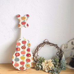 受注製作　おもちゃのギター　カラフル　りんご（対象年齢３才～） 3枚目の画像
