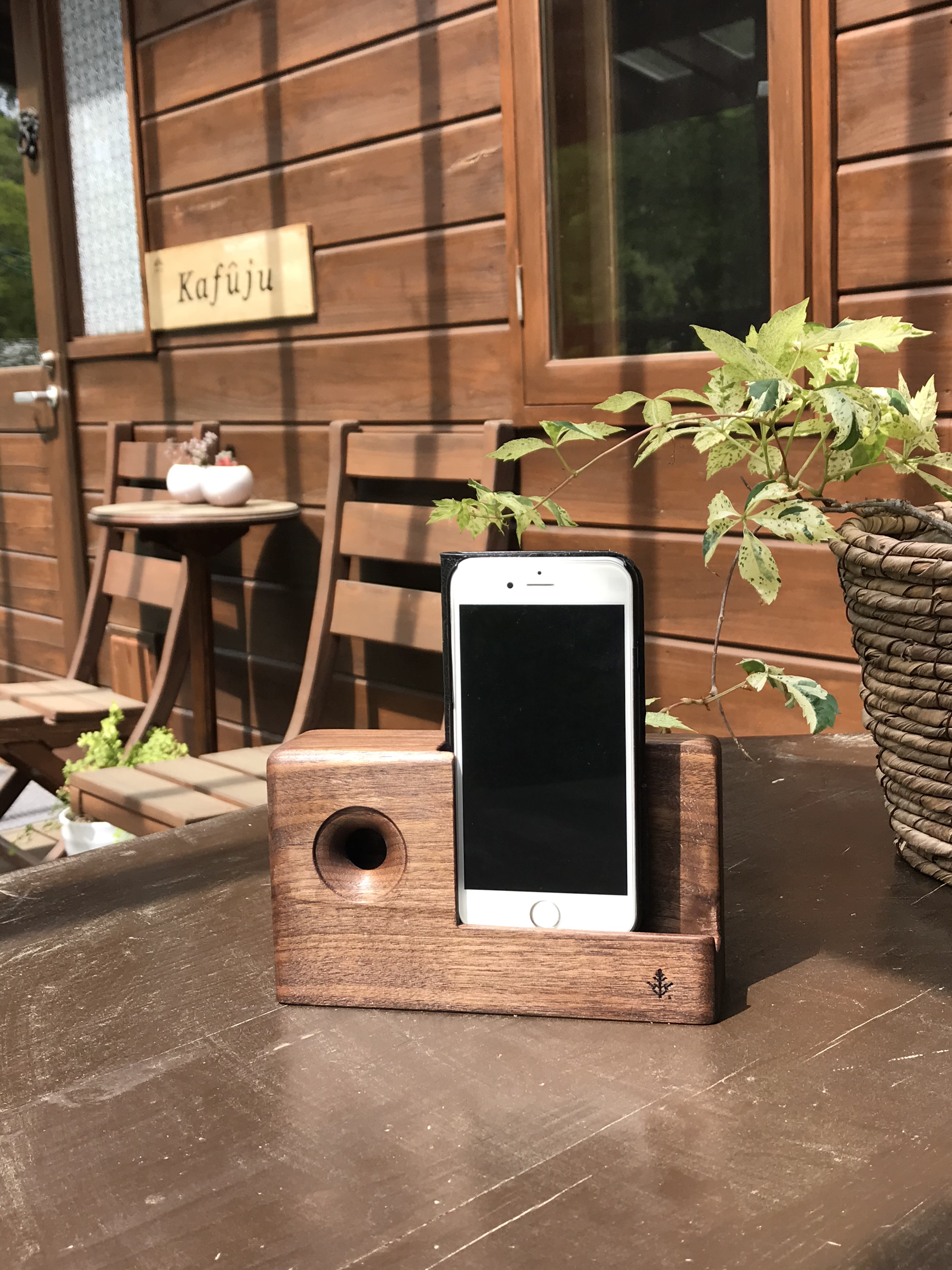 美しい木目と重厚感。ウォルナット材から生まれたハンドメイド