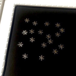 <40個以上> 雪の結晶 メタルパーツ シルバー 1枚目の画像