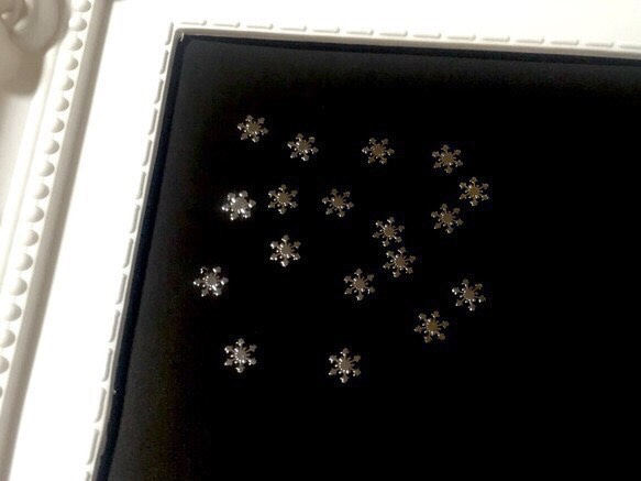 <40個以上> 雪の結晶 メタルパーツ シルバー 1枚目の画像