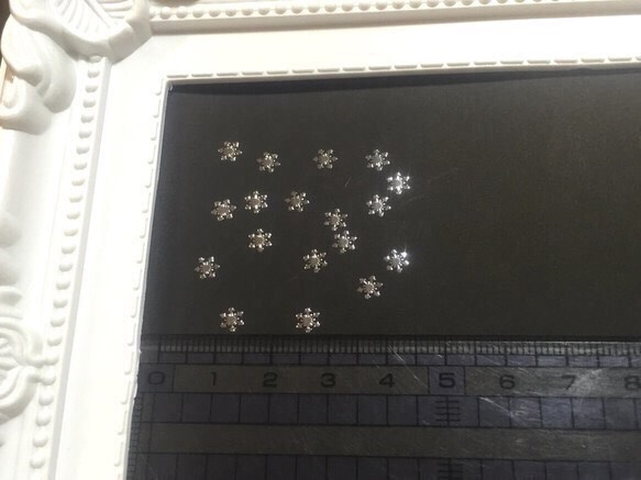 <40個以上> 雪の結晶 メタルパーツ シルバー 2枚目の画像