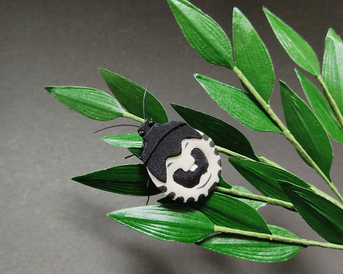 昆虫ブローチ（布）アカスジキンカメムシ幼虫 立体・オブジェ とち