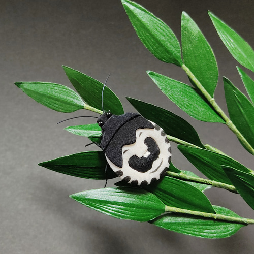 昆虫ブローチ（布）アカスジキンカメムシ幼虫 立体・オブジェ とち