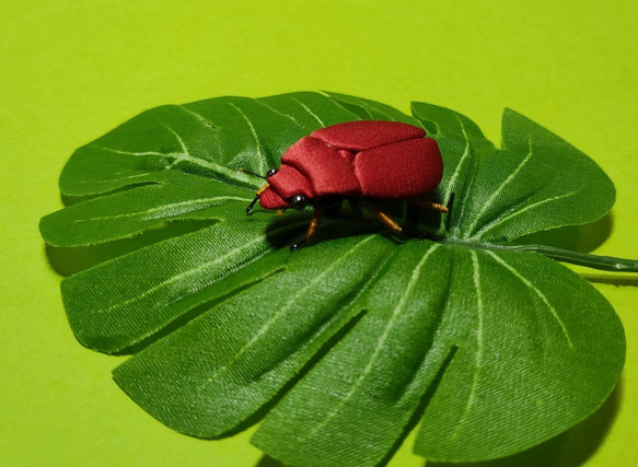 昆虫ブローチ（布）クリスマスっぽいビートル（赤） 1枚目の画像