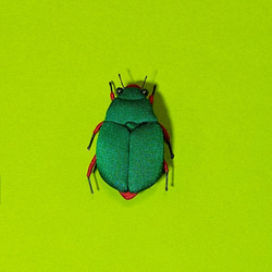 昆虫ブローチ（布）クリスマスっぽいビートル（緑/赤） 3枚目の画像