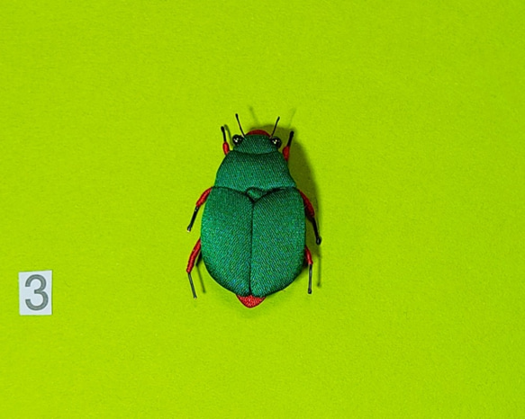 昆虫ブローチ（布）クリスマスっぽいビートル（緑/赤） 3枚目の画像
