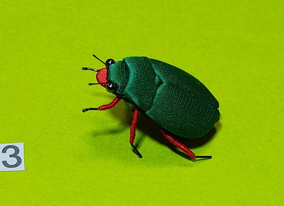 昆虫ブローチ（布）クリスマスっぽいビートル（緑/赤） 1枚目の画像