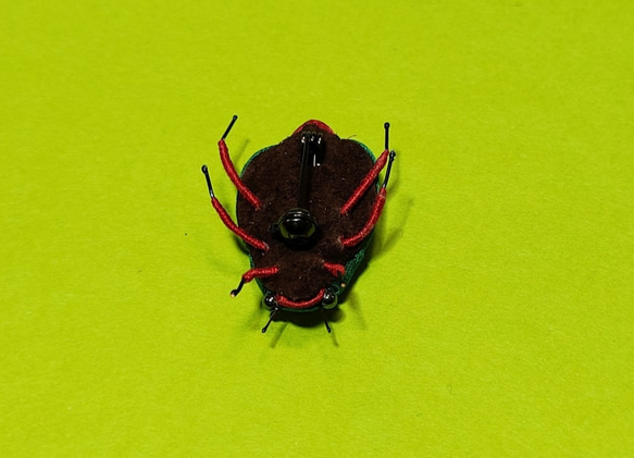 昆虫ブローチ（布）クリスマスっぽいビートル（緑/赤） 4枚目の画像