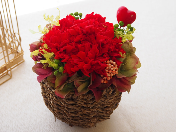 花かごアレンジ✨プリザーブドフラワー　赤いカーネーション　贈り物　ギフト　誕生日　お祝い　敬老の日 2枚目の画像