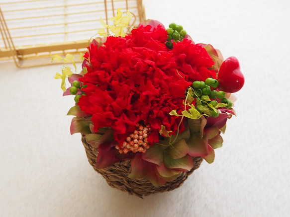 花かごアレンジ✨プリザーブドフラワー　赤いカーネーション　贈り物　ギフト　誕生日　お祝い　敬老の日 3枚目の画像