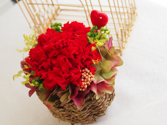 花かごアレンジ✨プリザーブドフラワー　赤いカーネーション　贈り物　ギフト　誕生日　お祝い　敬老の日 5枚目の画像