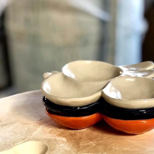 ウサギのフィギュア付き多色陶器皿 3個 食器・キッチン用品