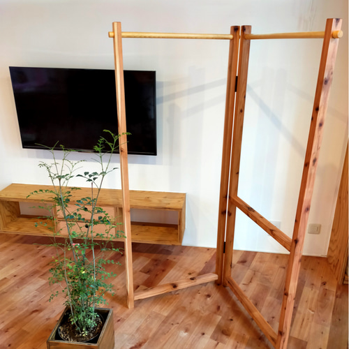 杉 無垢材 ウォルナット色ハンガーラック 木製 シンプル 店舗什器/フリマに 杉 無垢材 ウォルナット色ハンガーラック 木製 シンプル 店舗什器