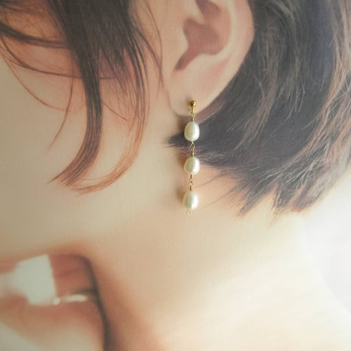 淡水パール 3連のピアス/イヤリング ピアス（スタッド・一粒） une 
